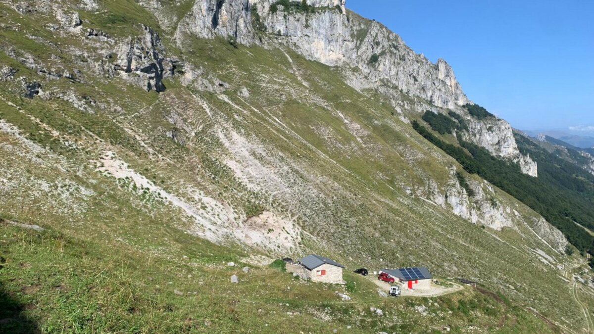 La foto di C. Luconi mostra, dall'alto, l'alpeggio noto come Alpe Freida al Balùr. Fine della descrizione.