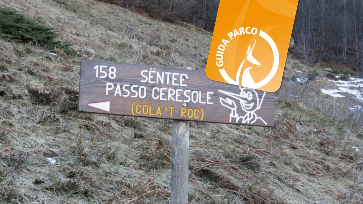 La fotografia mostra il cartello in legno che indica il sentiero che da Vernante porta al Passo Ceresole. Lo scatto è di A. Rivelli. Fine della descrizione.