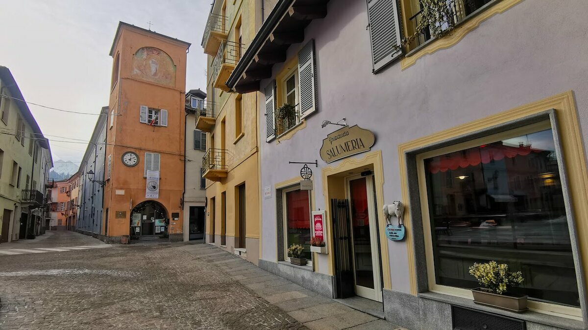 La fotografia di G. Bernardi mostra l'ingresso dell'ufficio turistico e del Complesso museale G. Avena siti a Chiusa di Pesio. Fine della descrizione.