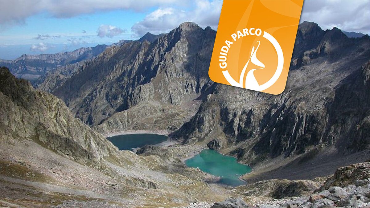 Lo scatto di A. Rivelli mostra i laghi Brocan e Chiotas visti dal Passo Brocan. Fine della descrizione.