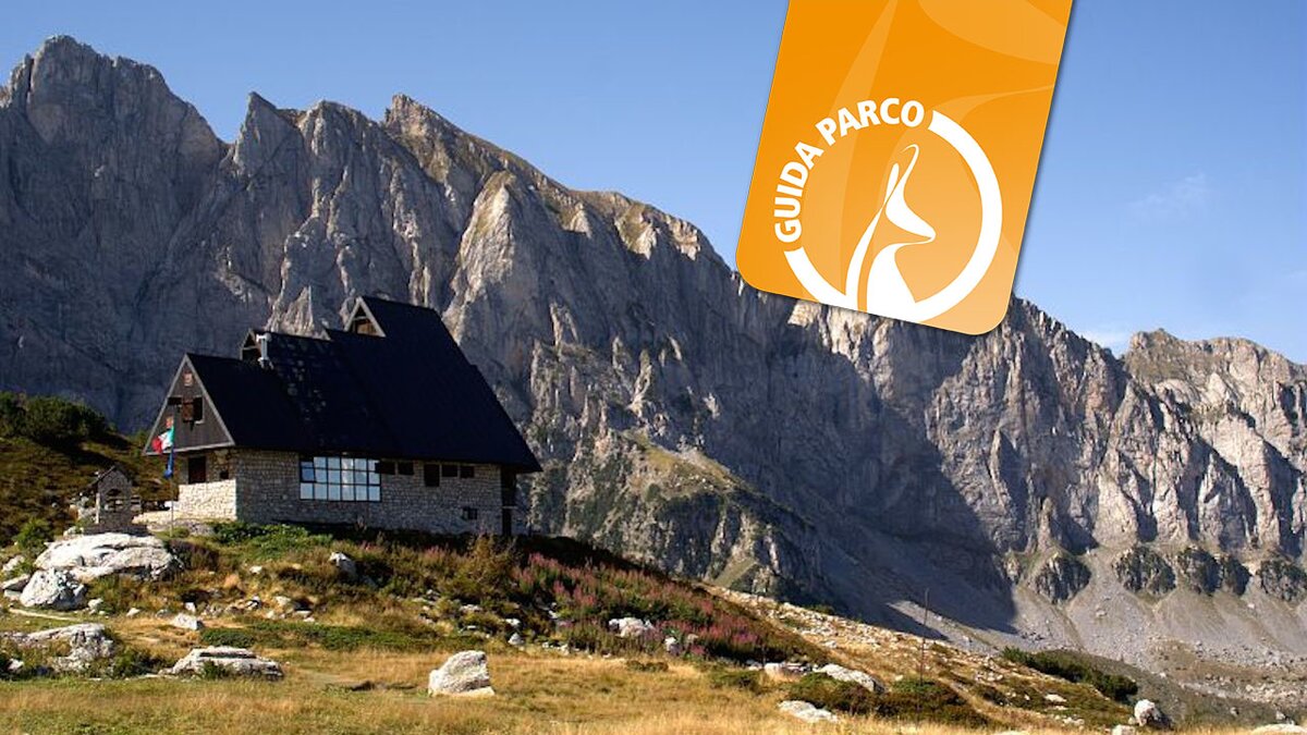La fotografia di P. Bolla mostra il Rifugio Garelli. Fine della descrizione.