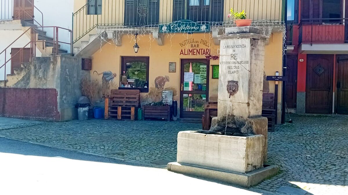 Fotografia: l'ingresso del negozio dell'Ecomuseo della Segale. Fine descrizione.
