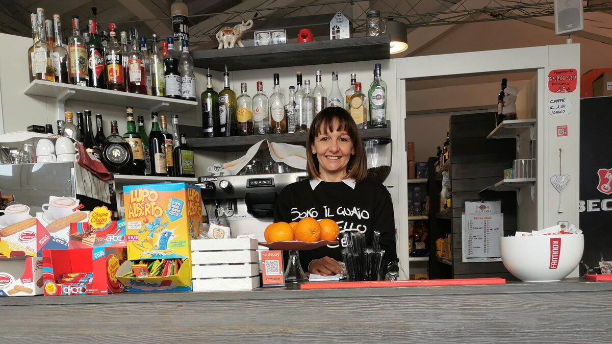 La foto di G. Bernardi ritrae Enrica Borra della Taverna delle Grotte di Aisone. Fine della descrizione.