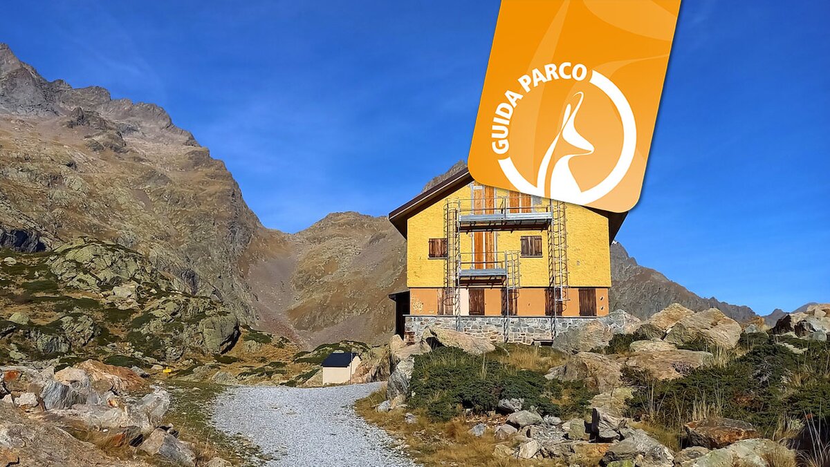 Lo scatto di E. Resta mostra il rifugio Genova. Fine della descrizione.