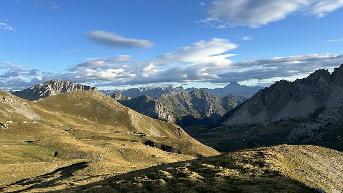 Lo scatto di G. Cavagnino mostra l'altopiano della Gardetta. Fine della descrizione.