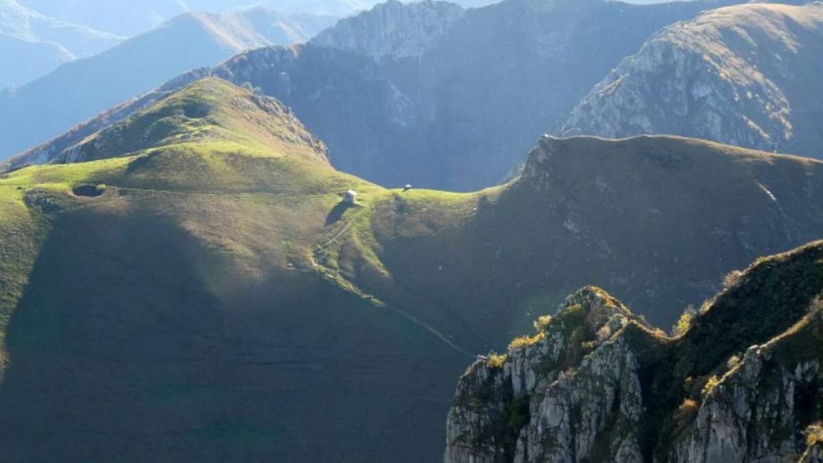 La foto di S. Rivelli mostra il Rifugio Balur visto dal Passo del Van. Fine della descrizione.
