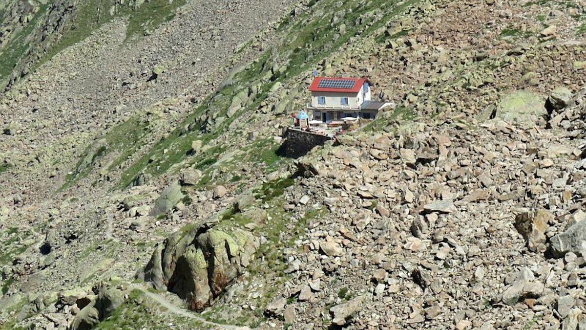 Lo scatto di A. Rivelli mostra il rifugio Morelli, attorno la pietraia. Fine della descrizione.