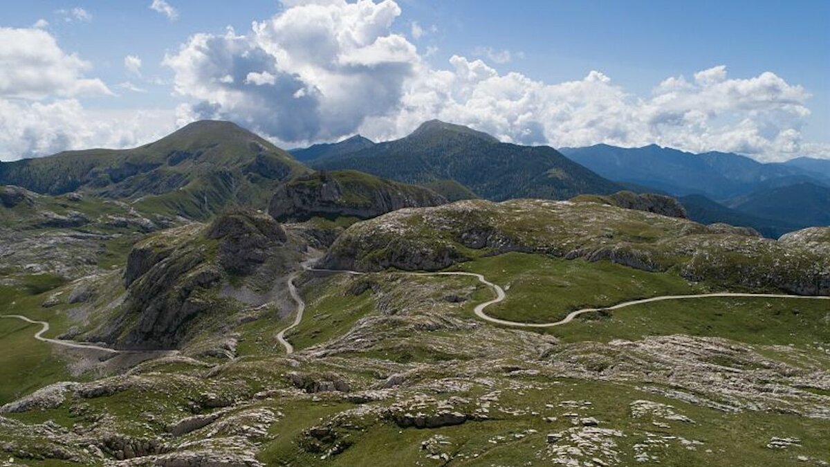 La foto, scattata con un drone da A. Beltrame, mostra l'Alta Via del Sale. Fine della descrizione.