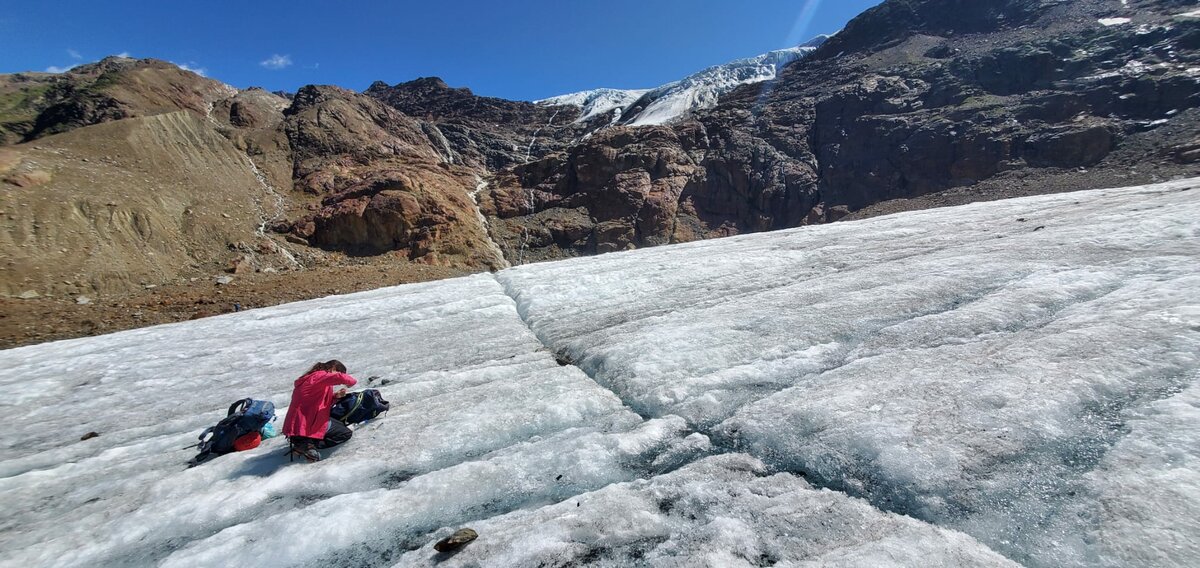 Nella foto si osserva il campionamento su ghiacciaio da parte di un operatore | B. Valle.