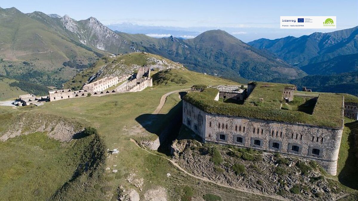 I forti del Colle di Tenda ripresi da un drone. Fotografia di Alessandro Beltrame concessa nell'ambito del PSR 7.5.1. Anno 2018. Fine della descrizione.