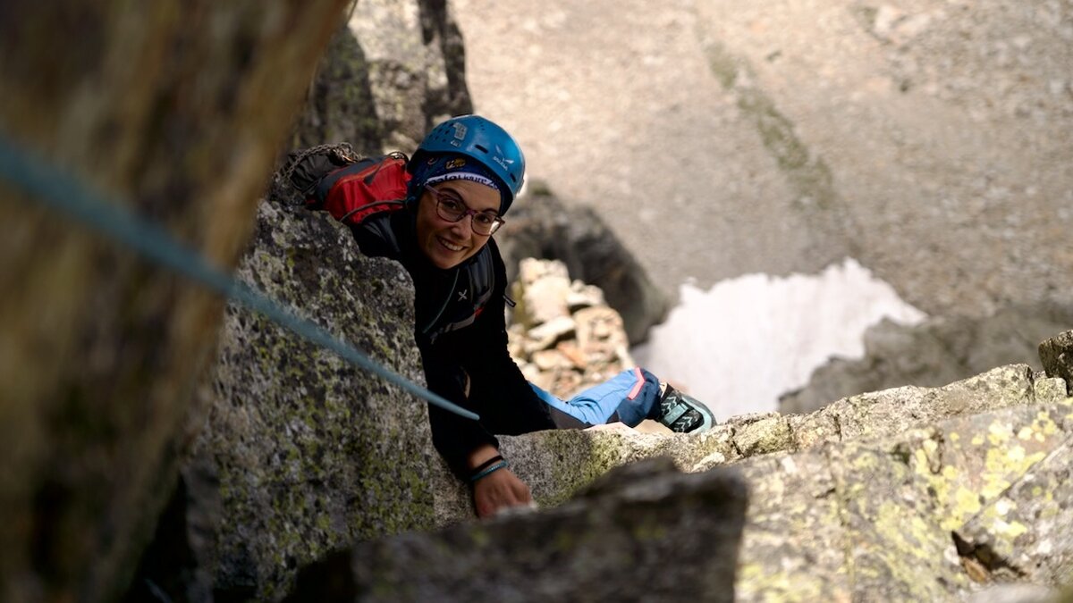 Arrampicatrice in azione in alta Valle Gesso. Foto di Gabriele Canu. Fine didascalia.