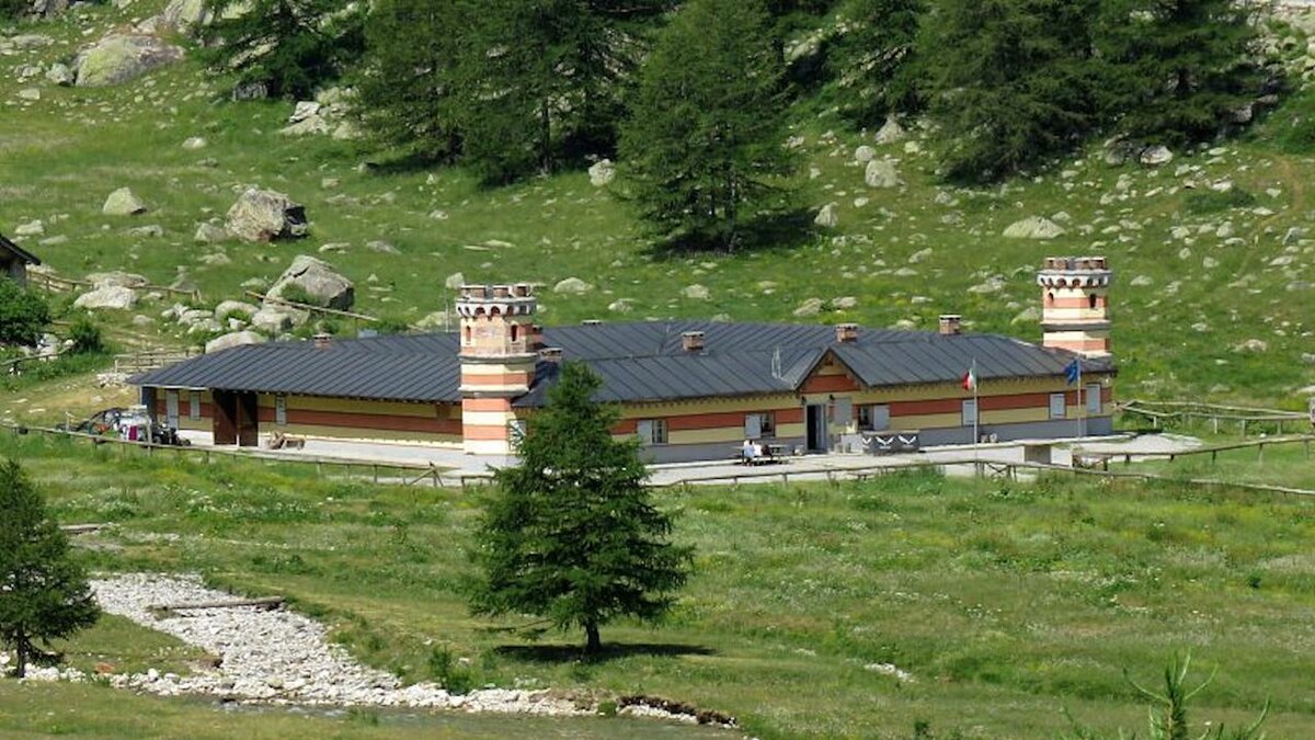 Lo scatto di A. Rivelli mostra il rifugio Valasco, ex palazzina reale di caccia. Fine della descrizione.