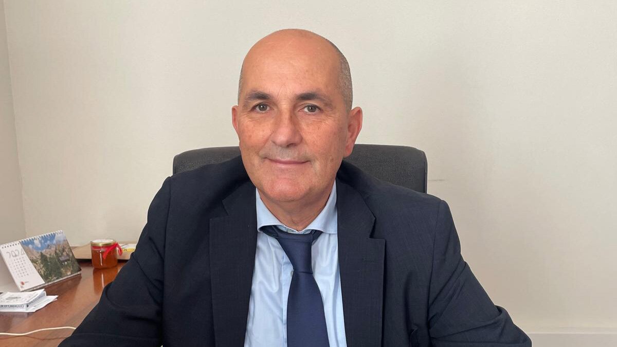 Nella foto: Il presidente APAM, Armando Erbì seduto alla scrivania. Fine descrizione foto.