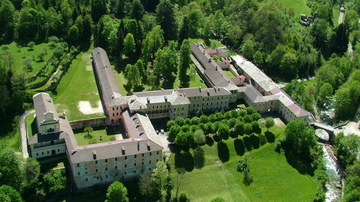 Lo scatto mostra la Certosa di Pesio vista dall'alto. Fine della descrizione.