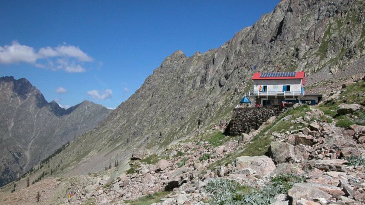 Lo scatto di A. Rivelli mostra il Rifugio Morelli-Buzzi. Fine della descrizione.
