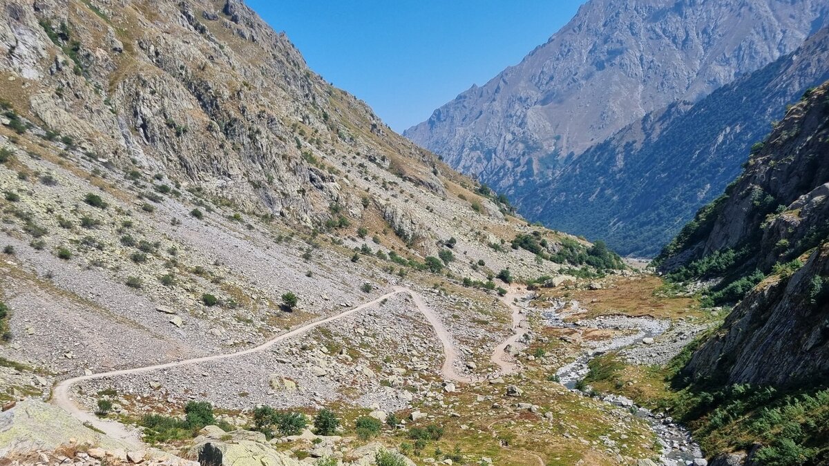 Descrizione della foto: La strada, vista da monte, per il rifugio Ellena-Soria dopo gli interventi del Parco. Fine descrizione della foto.