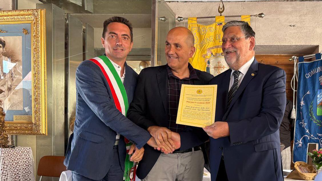 Nella foto: Il presidente Erbì con sindaco di Valdieri Giordana, riceve il Premio dal presidente Bortolan. Fine descrizione foto.