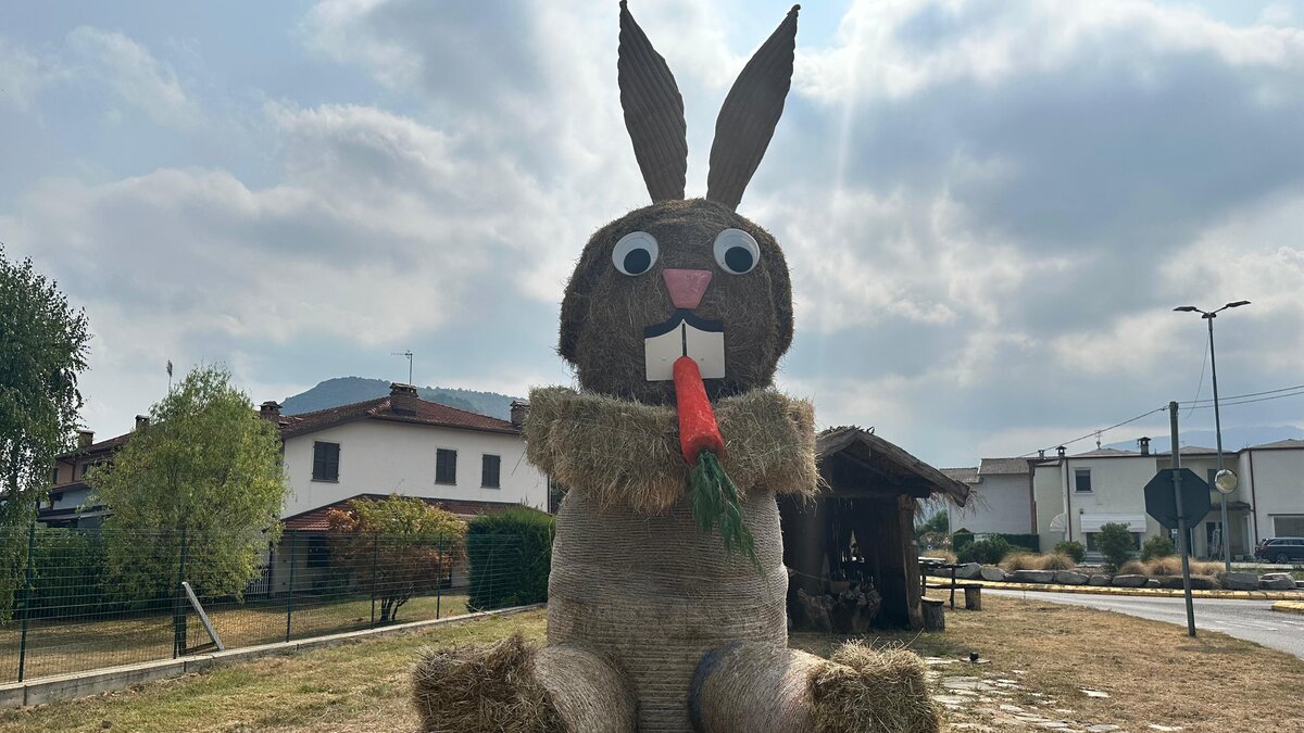 Nella foto: Il coniglio realizzato all'ingresso di Chiusa Pesio dal gruppo //Ji Agricul da Ciüsa//Fine descrizione foto.