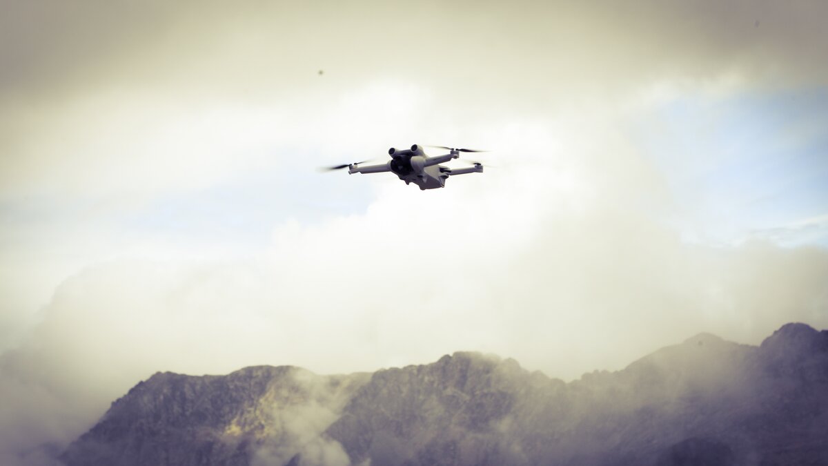 Nella foto si vede un drone in volo | G. Bernardi. Fine descrizione foto.