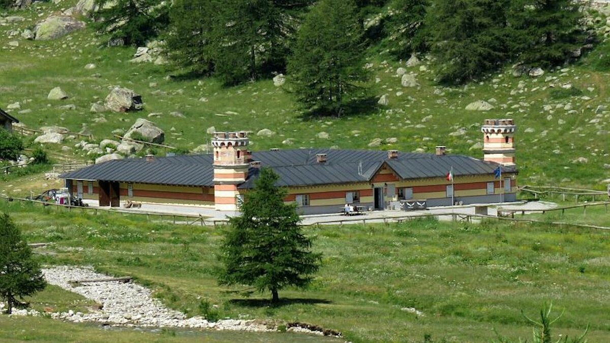Lo scatto di A. Rivelli mostra il Rifugio Valasco. Fine della descrizione.