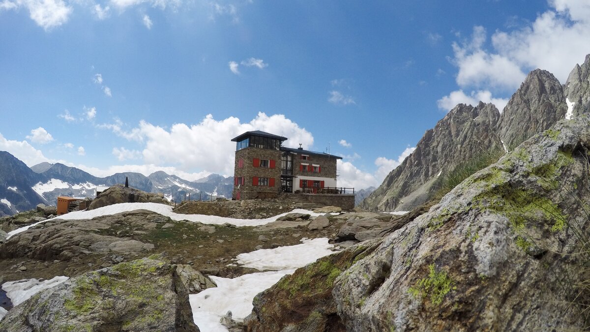 Nella fotografia si vede il Remondino che è tra i rifugi del Parco quello che fa la stagione di apertura più lunga | a. Rivelli. Fine descrizione fotografia.
