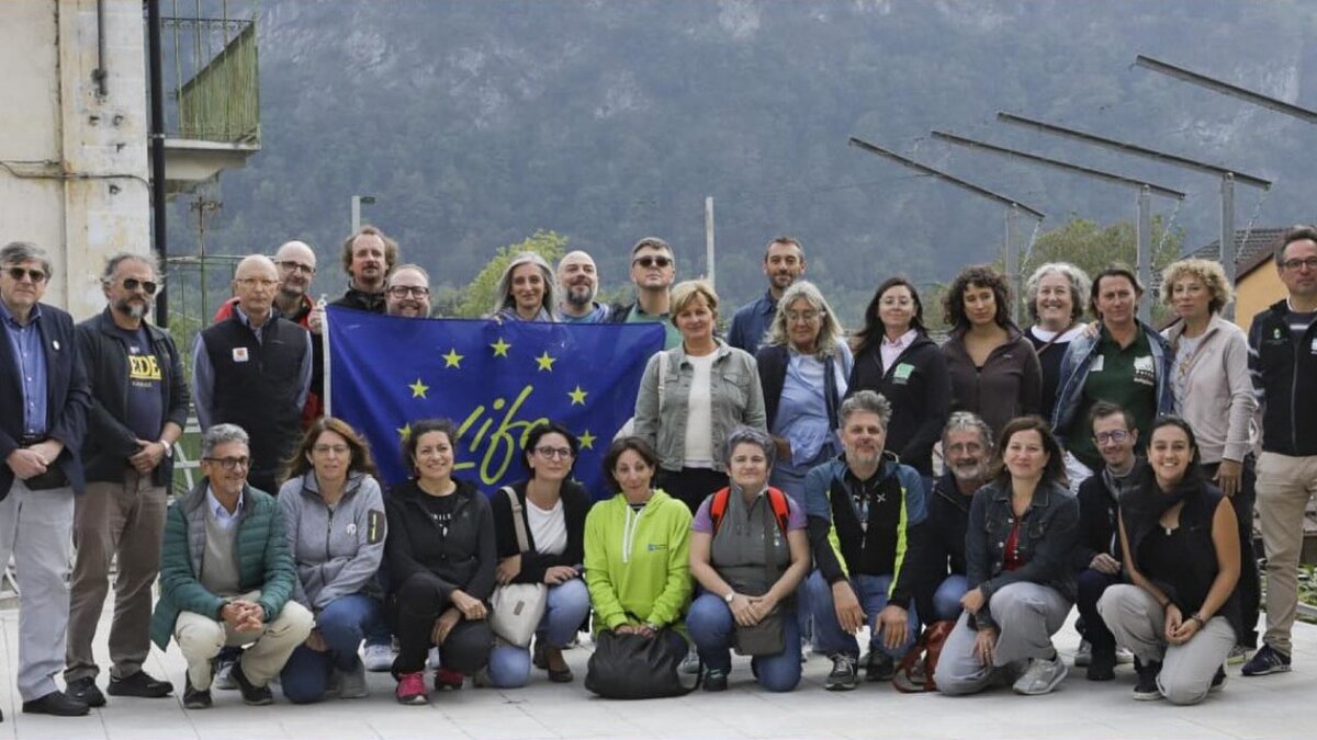 Nella foto si vede il gruppo dei partecipanti al corso sulla terrazza di Villa Bianco sede di APAM | M. Tiso. Fine descrizione foto.