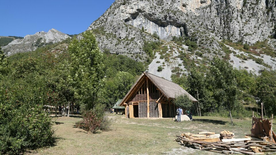 Descrizione foto: La capanna ricostruita secondo la tipologia usata nell'età del Bronzo del Parco archeologico | G. Bernardi.Fine descrizione foto.