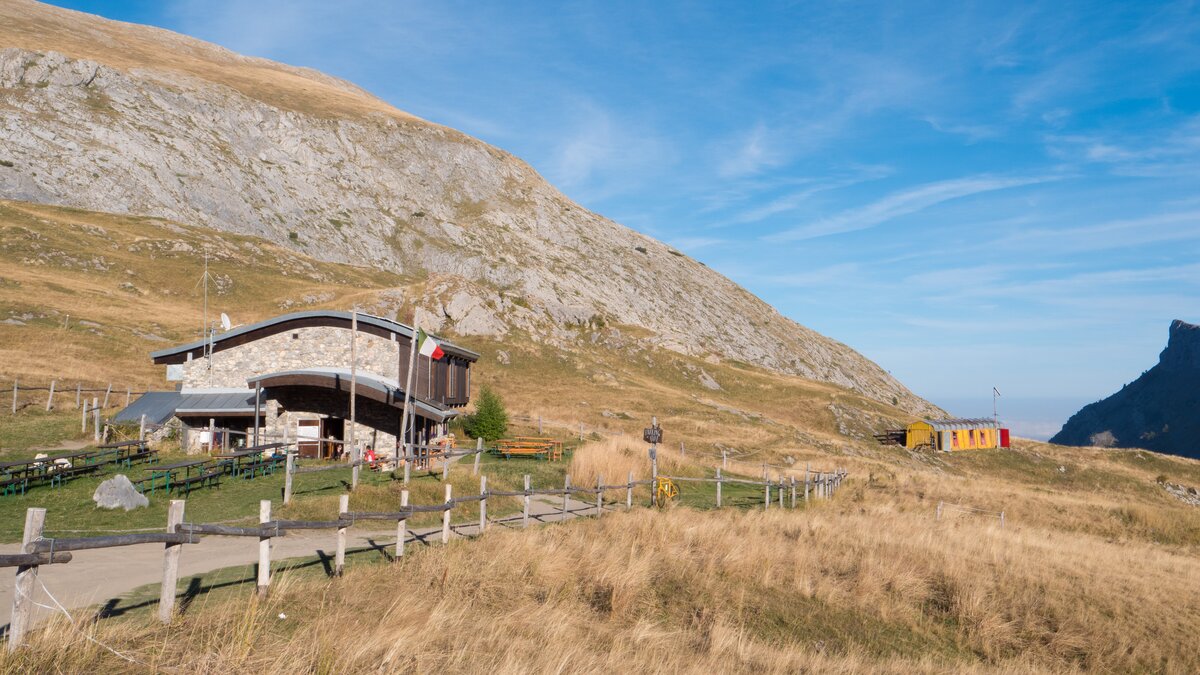 Descrizione fotografia: Si vede il rifugio don Barbera in primo piano e sullo sfondo quello vecchi in lamiera, costruito dal Cai di Albenga. Foto di G. Cavagnino. Fine descrizione.