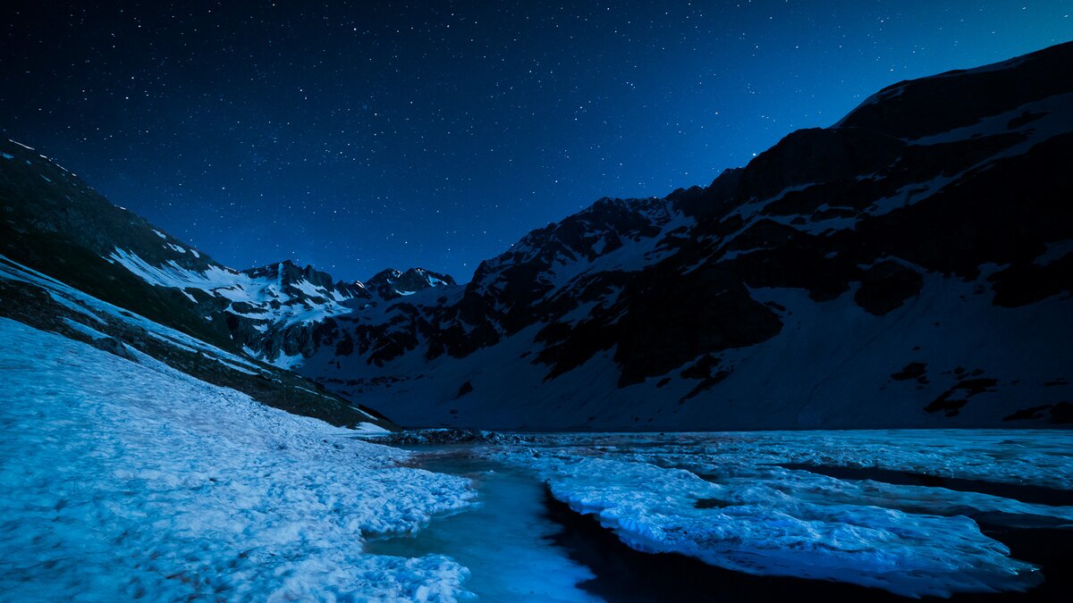 Nella foto: Il lago del Vei del Bouc in primavera con la neve fotografato da Max Lucotti in una notte stellata. Fine descrizione foto.