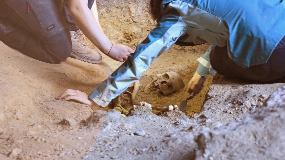 Archeologi impegnati negli scavi alle Grotte di Aisone. Fine descrizione.