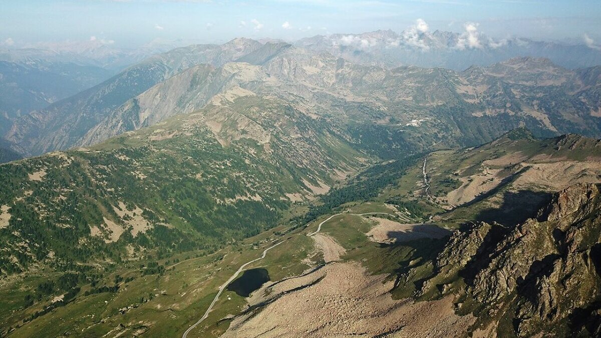 Lo scatto di A. Rivelli mostra, visto dall'alto, una parte del territorio dell'alta Valle Stura che fa parte del GAL Terre Occitane. Fine della descrizione.