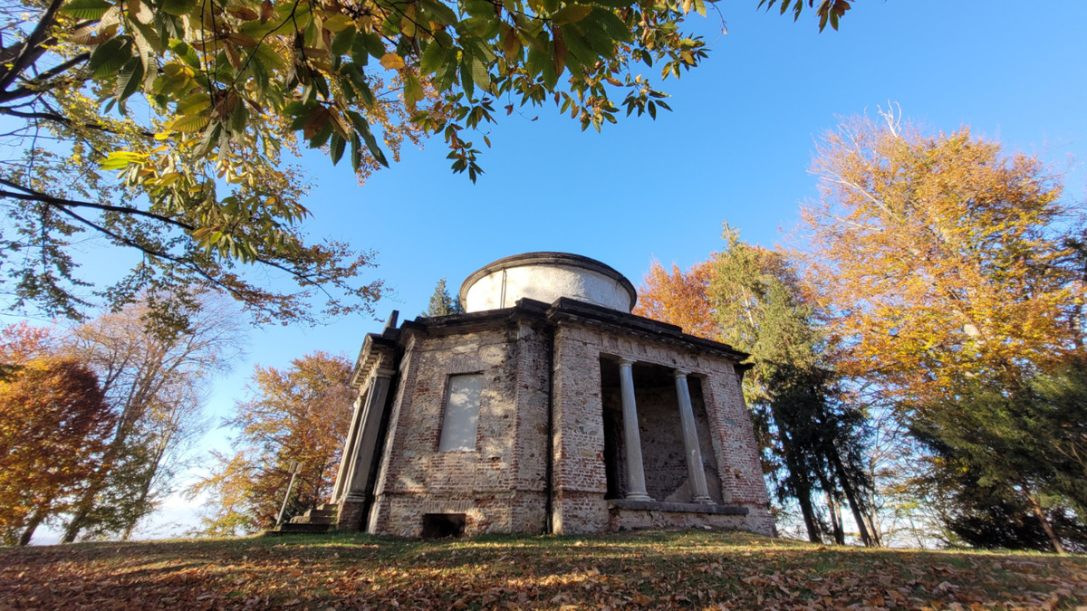 Lo scatto mostra il Castello di Mombrisone, sito in Valle Pesio, circondato dal bosco autunnale. Fine della descrizione.