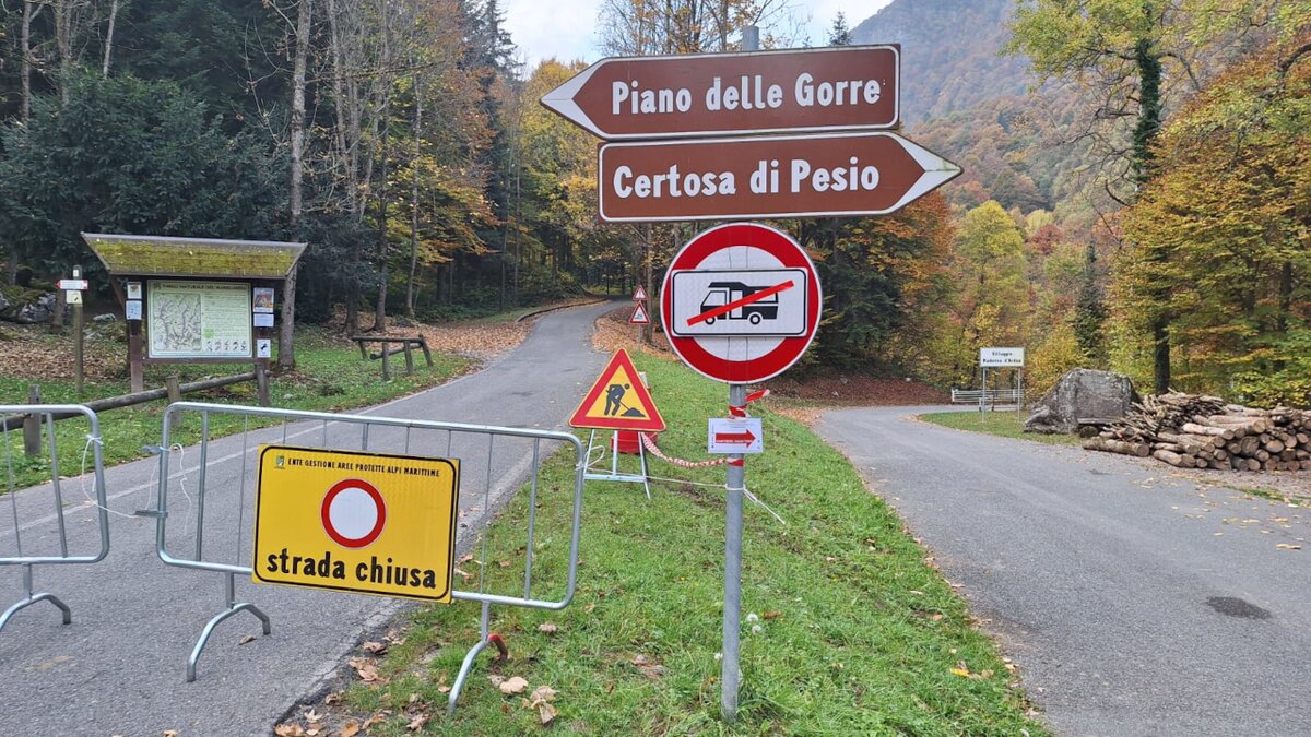 Nella foto si nota la strada chiusa (direzione Pian delle Gorre) a causa dei lavori in corso. Fine descrizione foto.