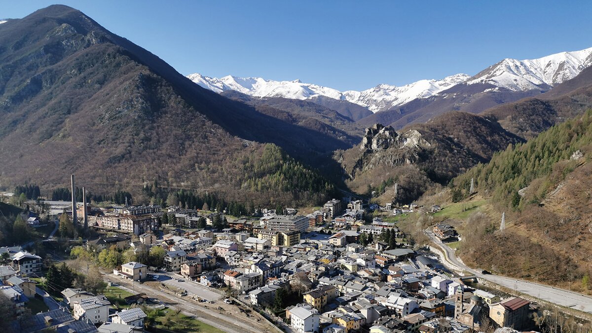 Nella foto il paese dall'alto e la Valle Grande di Vernante con le montagne innevate. Foto di G. Bernardi Fine descrizione immagine