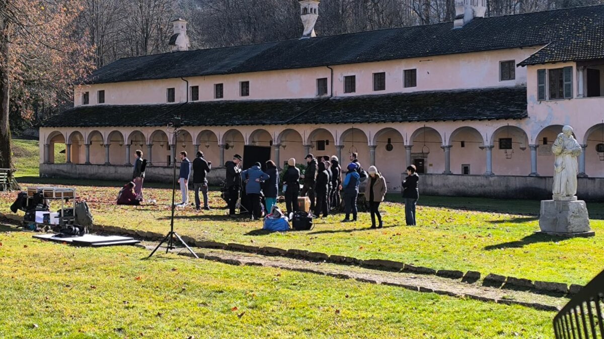 La foto mostra un momento durante le riprese del film che si sono tenute alla Certosa di Pesio. Fine della descrizione.