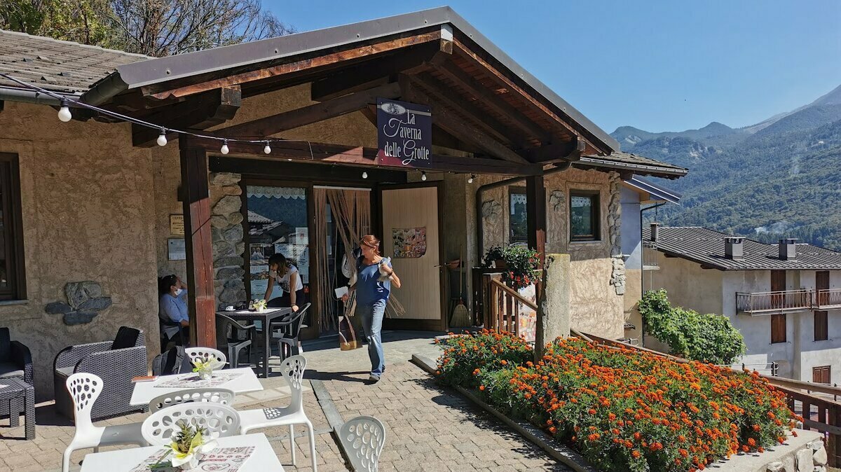 Lo scatto di G. Bernardi mostra l'ingresso della Taverna delle Grotte di Aisone. Fine della descrizione.