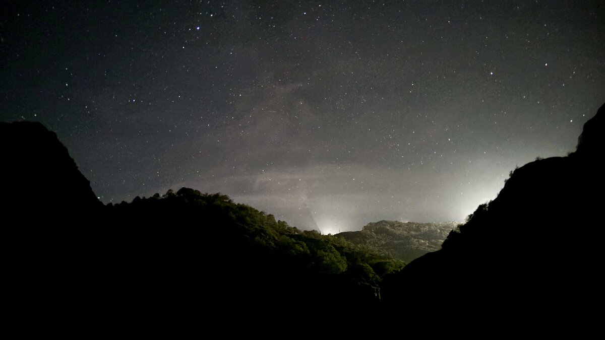 Fotografia: cielo notturno dal Lago della Rovina verso la diga del Chiotas. Autore Emanuele Gallo. Fine descrizione fotografia.