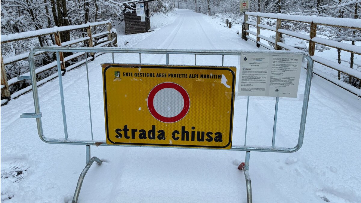 La foto mostra le transenne e il cartello di chiusura strada posto dai guardiaparco sul tratto di strada Certosa di Pesio - Ponte Ardua - Pian delle Gorre. Fine della descrizione.