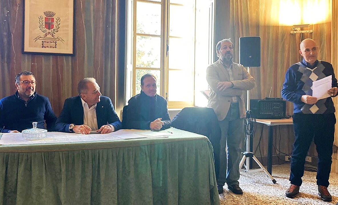 Descrizione foto: Un momento del convegno con l'intervento del presidente Erbì. Fine descrizione foto