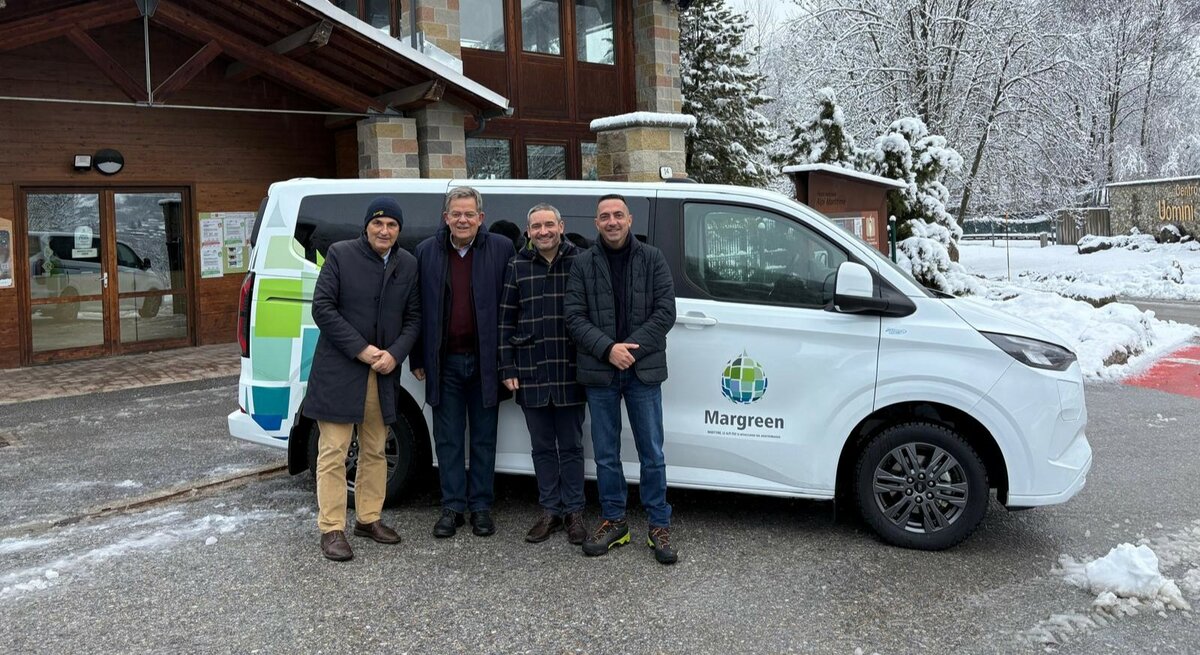 Nella foto davanti al mezzo parcheggiato presso la sede del Parco di Entracque Da sinistra gli amministratori: Erbì, Pepino, Emanuel, Giordana. Fine descrizione foto.