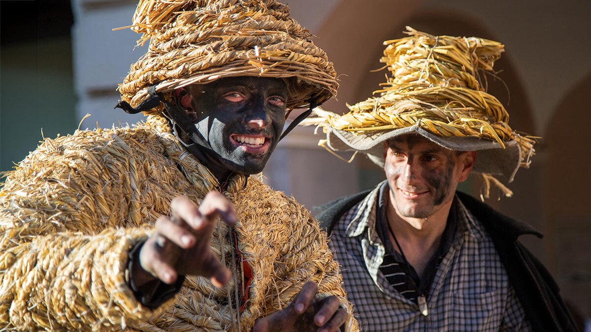 L'Orso di Segale e il suo Domatore durante il Carnevale alpino di Valdieri. Fotografia di Francesca Parracone. Fine descrizione fotografia.