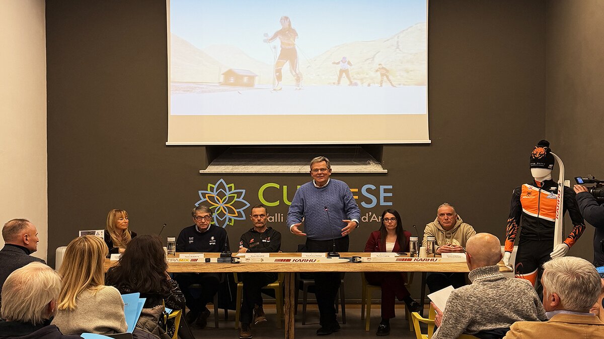 Nella foto si vedono Pepino che parla e il tavolo con i partecipanti alla conferenza stampa presso l'ATL del Cuneese. Fine descrizione foto.