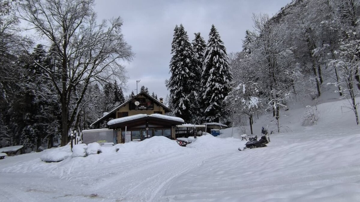 La foto di C. Melchio mostra il rifugio Pian delle Gorre in Valle Pesio. Il paesaggio intorno è completamente innevato. Fine della descrizione.