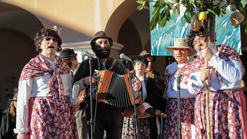 Lo scatto di F. Parracone mostra le tre fantine, personaggi tipici del Carnevale alpino di Valdieri. Fine descrizione foto.