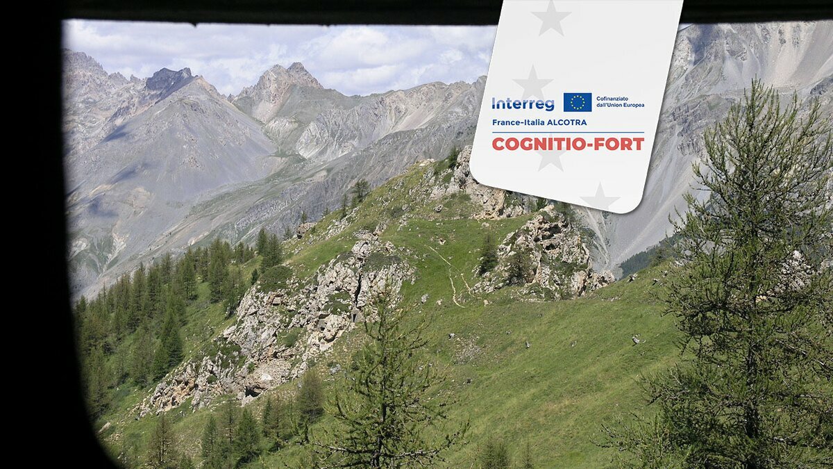 Nella fotografia di R. Pockaj si osserva la Selletta del Becco Rosso vista dall'interno della casermetta. Fine della descrizione.