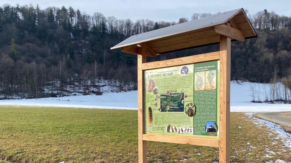 La foto mostra il pannello che presenta il Sentiero dei Gufi in Valle Pesio. Fine descrizione foto.