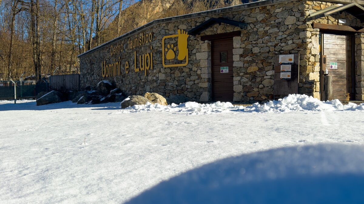Nella foto L'ingresso del Centro Uomini e Lupi con terreno innevato Fine descrizione foto.