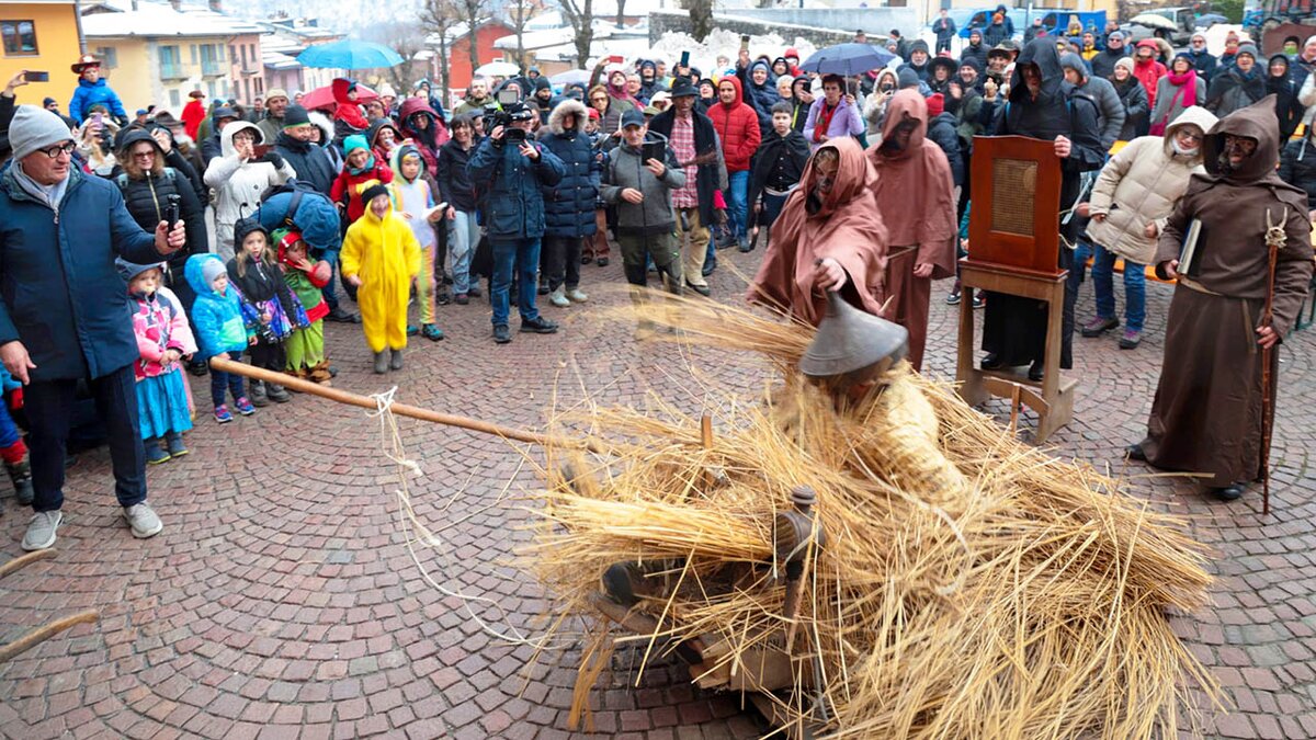 L'Orso di Segale esce dal suo nascondiglio cogliendo di sorpresa frà e Domatore. Autore: Francesca Parracone. Fine descrizione dell'immagine.