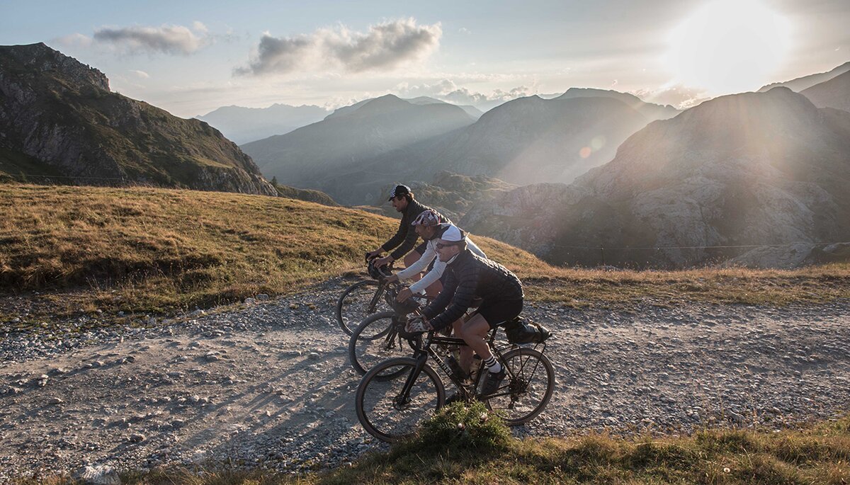 Nella foto Ciclisti pedalano sulla Ciclovia del Mediterraneo - Alta Via del sale Limone Monesi - N. Villani Fine descrizione foto.