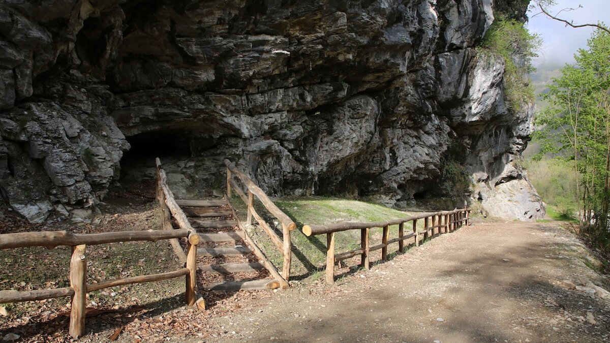 Descrizione foto: si vede la strada ciclopedonale Tetto Bandito - Valdieri nel tratto davanti agli ingressi delle Grotte del Bandito | G. Bernardi Fine descrizione foto,